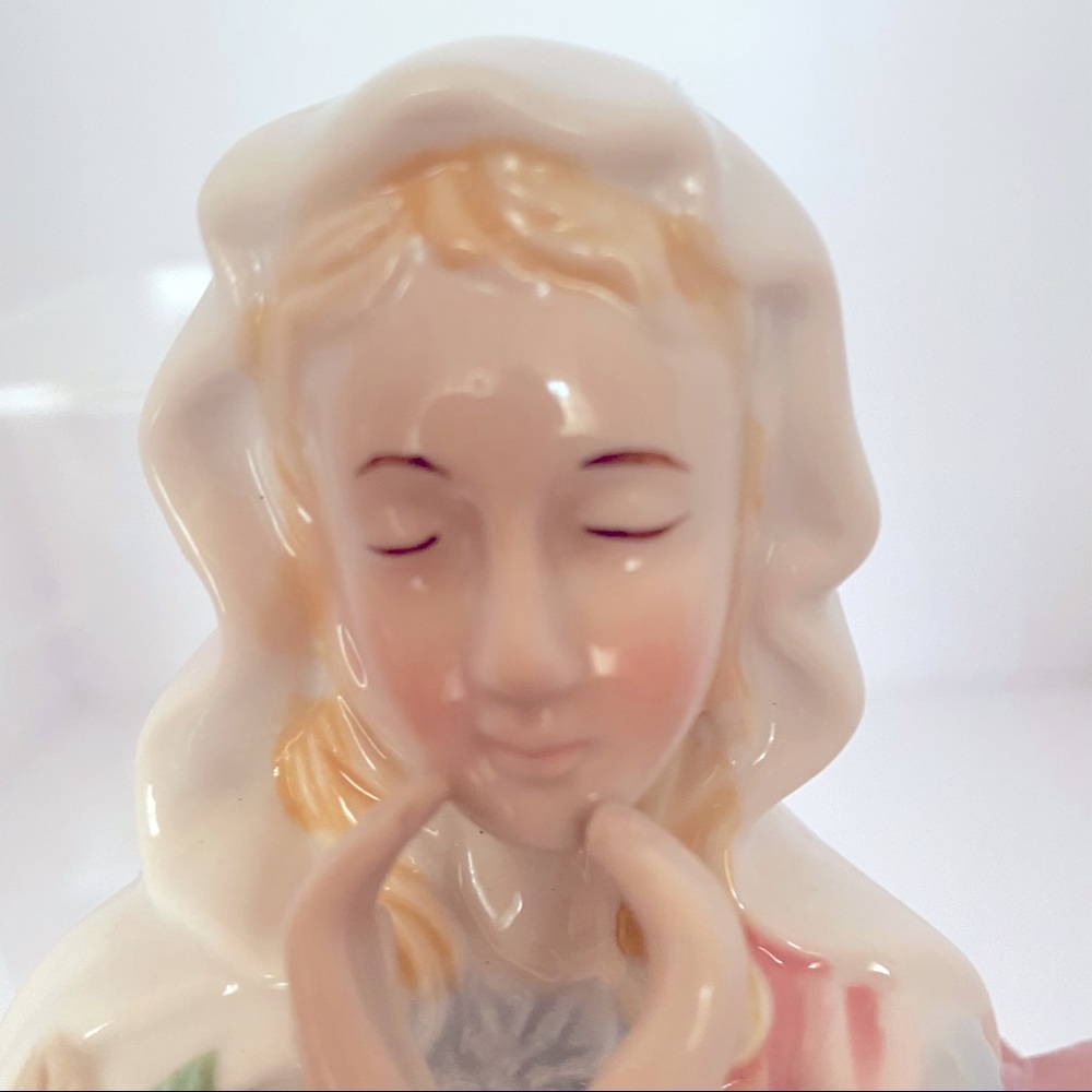 Mary Figurine - Picture 4 of 9